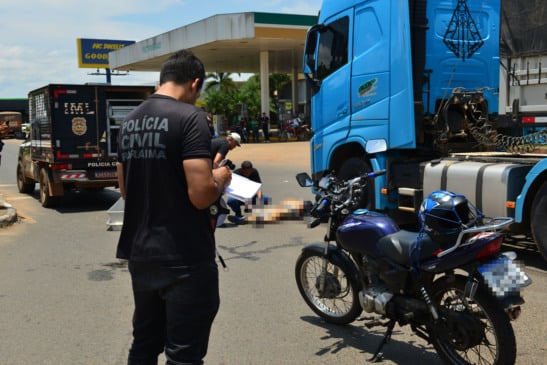 Acidente fatal no cruzamento entre as avenidas Brigadeiro Eduardo Gomes e Venezuela (Foto: Nilzete Franco/FolhaBV)