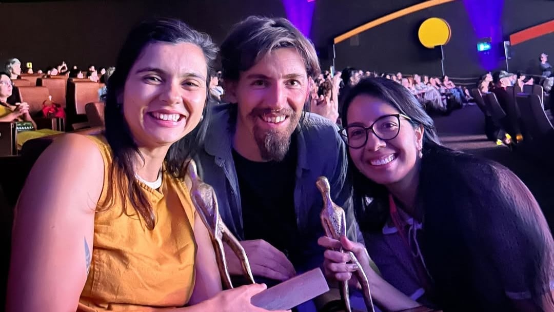 Marcela Ulhoa, Daniel Tancredi e Yare Perdomo comemoram os prêmios de Melhor Roteiro e Melhor Fotografia do curta “A Pele do Ouro” no 58º Festival de Brasília do Cinema Brasileiro. Foto: reprodução/@patlofilmes