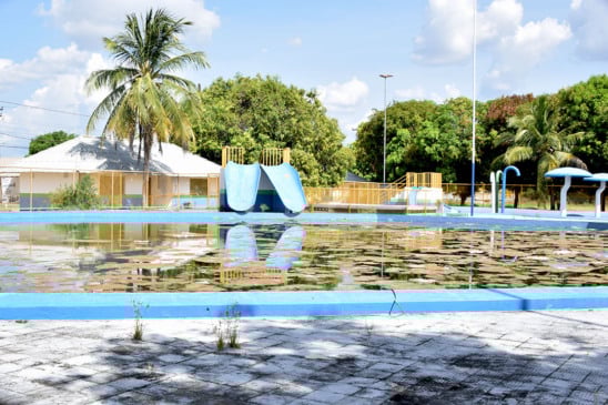 O que era pra ser área de lazer se tranformou em acúmulo de sujeira (Foto: Wenderson Cabral/FolhaBV) 