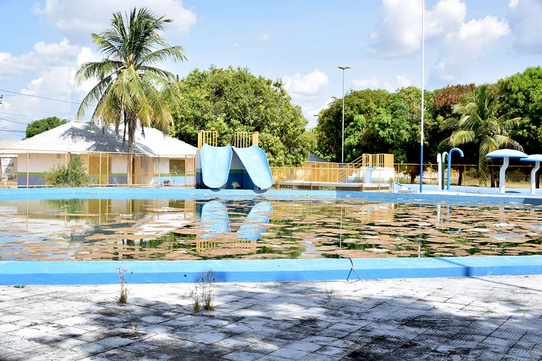 O que era pra ser área de lazer se tranformou em acúmulo de sujeira (Foto: Wenderson Cabral/FolhaBV) 