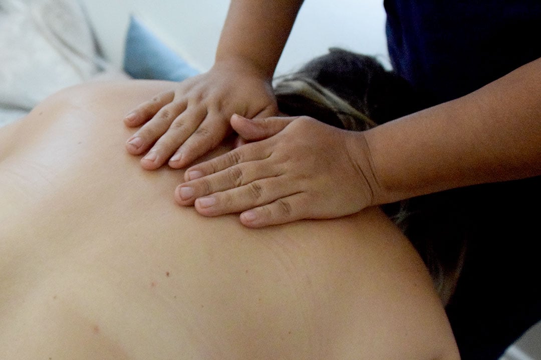 A massagem figura entre essas práticas, com benefícios respaldados por estudos e por profissionais da área de massoterapia (Foto: Wenderson Cabral/FolhaBV)