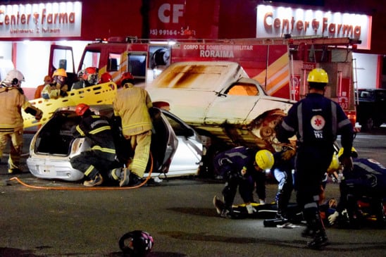 Bombeiros e Samu durante atuação na simulação (Foto: Wenderson Cabral/FolhaBV)