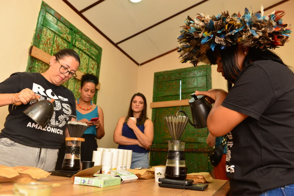 Vindos de Rondônia, a equipe de pesquisadores e especialistas da Embrapa apresentou seis perfis diferentes de cafés naturais e fermentados. Foto: Nilzete Franco/FolhaBV
