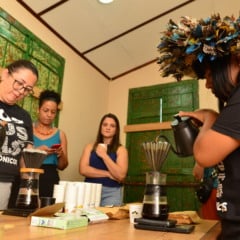 Vindos de Rondônia, a equipe de pesquisadores e especialistas da Embrapa apresentou seis perfis diferentes de cafés naturais e fermentados. Foto: Nilzete Franco/FolhaBV