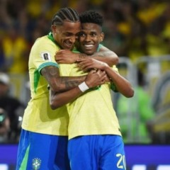 Estêvão e João Pedro comemorando o primeiro gol do jogo. (Foto: André Durão)