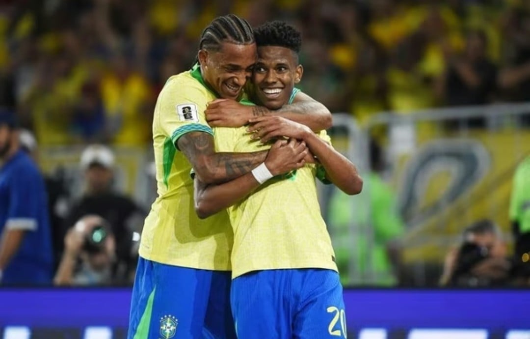 Estêvão e João Pedro comemorando o primeiro gol do jogo. (Foto: André Durão)