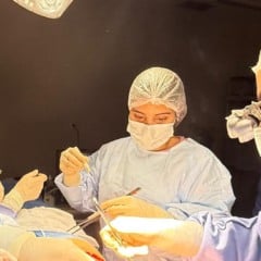 Procedimento associou a mastectomia com esvaziamento axilar à microcirurgia de anastomose linfovenosa. (Foto: Ascom/Sesau)