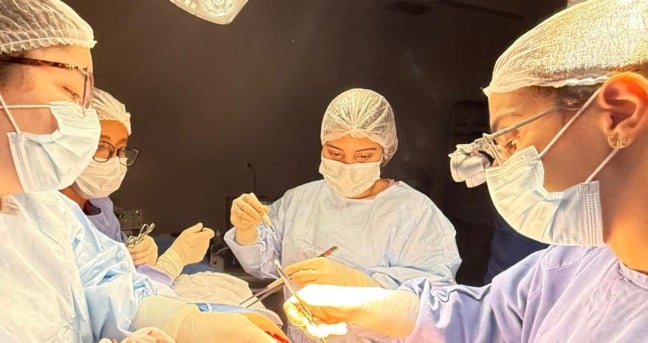 Procedimento associou a mastectomia com esvaziamento axilar à microcirurgia de anastomose linfovenosa. (Foto: Ascom/Sesau)