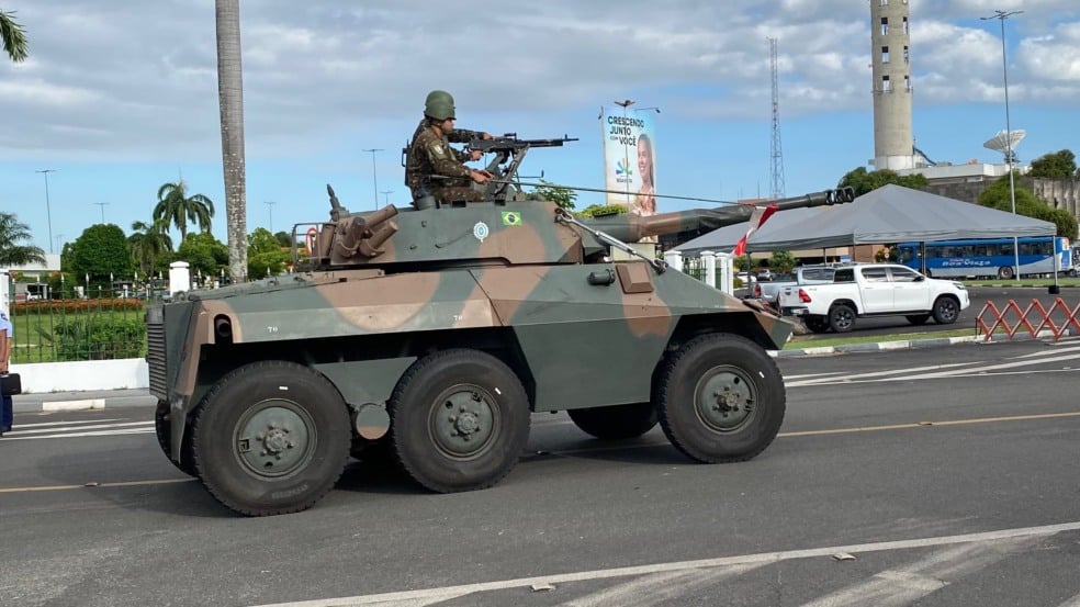 Tanque blindado Cascavel do Exército Brasileiro durante abertura oficial da 'Semana da Pátria'