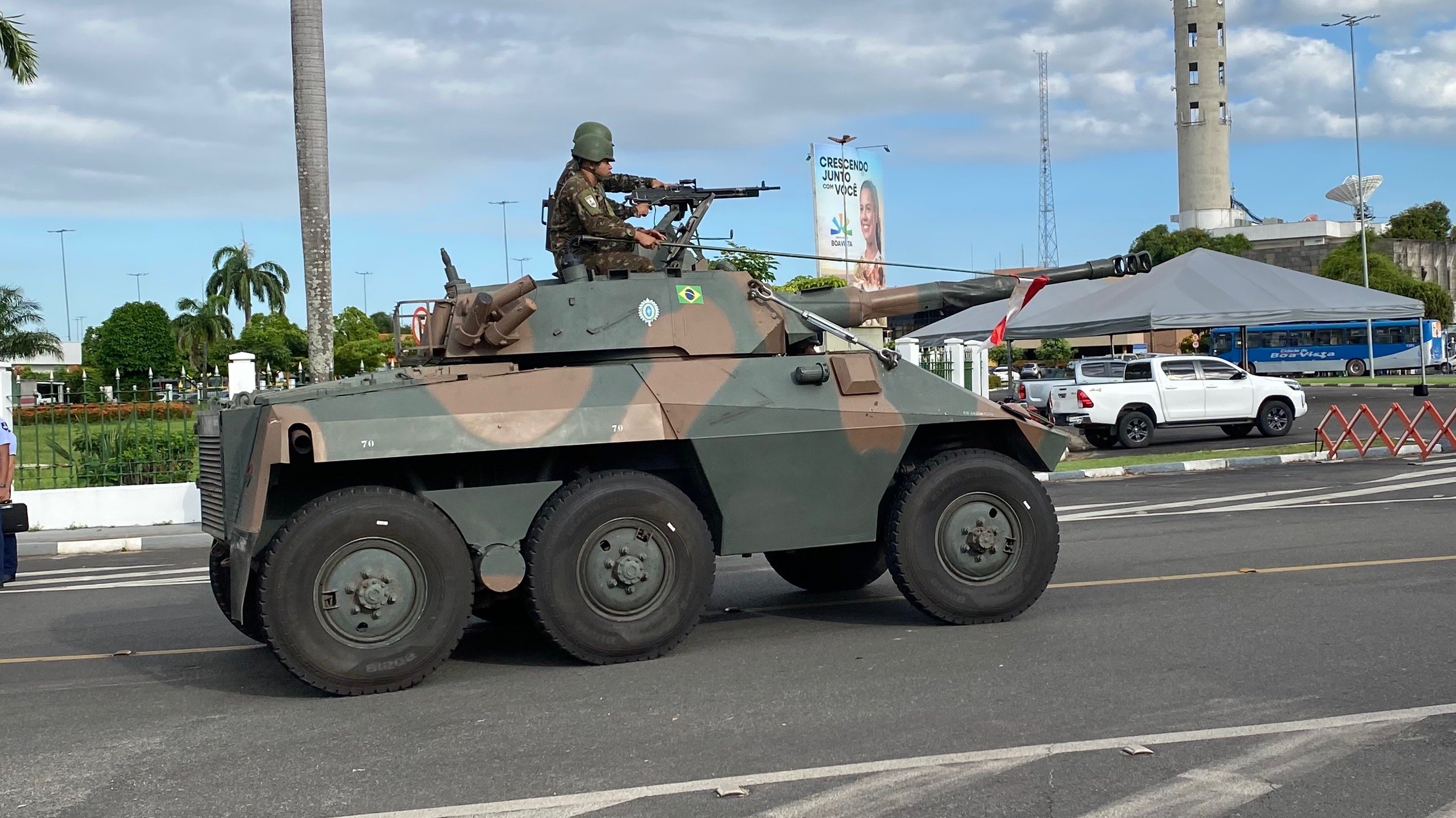 Tanque blindado Cascavel do Exército Brasileiro durante abertura oficial da 'Semana da Pátria'