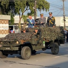 O governador Antonio Denarium e o general Roberto Pereira Angrizani fazem a revista da tropa no desfile de 7 de Setembro na avenida Ene Garcez (Foto: Nilzete Franco/FolhaBV)