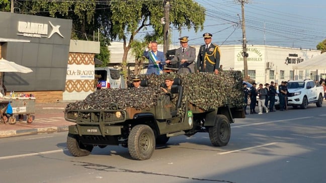 O governador Antonio Denarium e o general Roberto Pereira Angrizani fazem a revista da tropa no desfile de 7 de Setembro na avenida Ene Garcez (Foto: Nilzete Franco/FolhaBV)