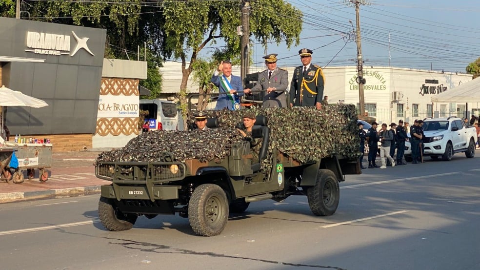 O governador Antonio Denarium e o general Roberto Pereira Angrizani fazem a revista da tropa no desfile de 7 de Setembro na avenida Ene Garcez (Foto: Nilzete Franco/FolhaBV)