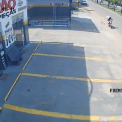 Motociclista morre e passageiro fica ferido após batida em picape estacionada (Foto: Reprodução)