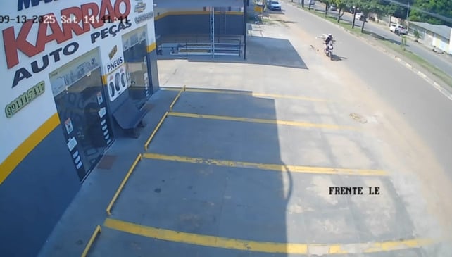 Motociclista morre e passageiro fica ferido após batida em picape estacionada (Foto: Reprodução)