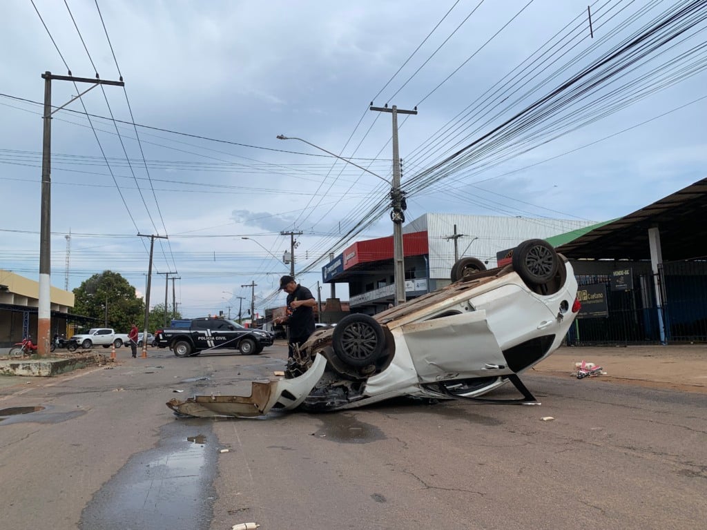 Jovem perde controle de veículo após bater em buraco e capota na Mário Homem de Melo