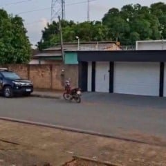 Viatura da Polícia Federal na casa do ex-prefeito Jairo Ribeiro (Foto: Reprodução)