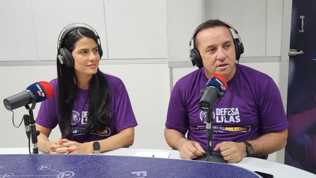 A deputada estadual Catarina Guerra e o deputado federal Pastor Diniz durante entrevista ao programa Agenda da Semana, da Folha FM