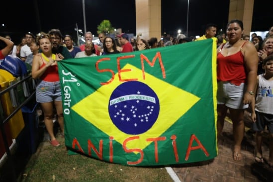 Manifestantes em ato contra PL da Anistia e PEC da Blindagem em Boa Vista (Foto: Pablo Sérgio)