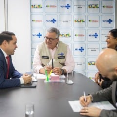 O deputado Gabriel Mota, o ministro da Saúde, Alexandre Padilha, e a coordenadora do Dsei Leste, Lindinalva Marques (Foto: Divulgação)
