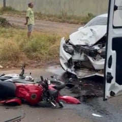 Partes dianteiras dos veículos ficaram danificadas após a colisão (Foto: Reprodução)