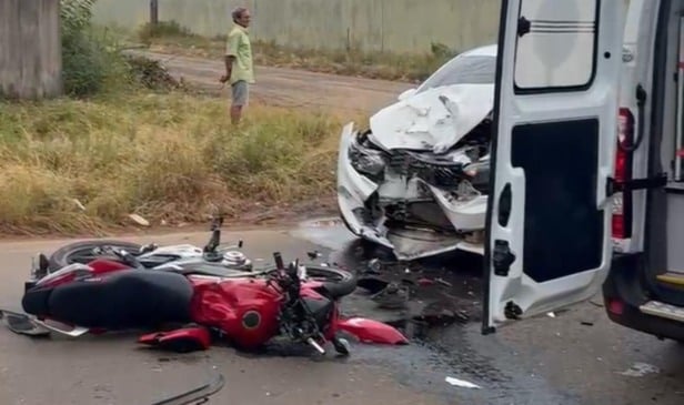 Partes dianteiras dos veículos ficaram danificadas após a colisão (Foto: Reprodução)