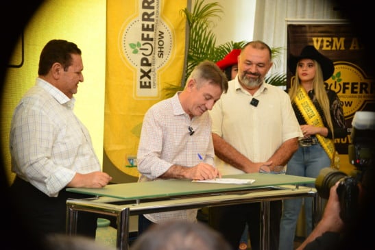Governador Antônio Denarium assinou durante o evento a ordem de serviço -Foto: Nilzete Franco/Folha BV