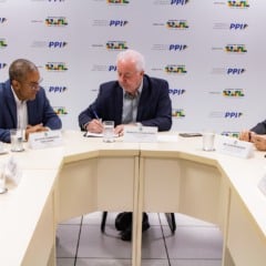 O prefeito Arthur Henrique com o secretário especial para o Programa de Parcerias de Investimentos do BNDES, Marcus Cavalcanti, e Nelson Henrique Barbosa Filho, diretor de Planejamento e Estruturação de Projetos do BNDES (Foto: Semuc)