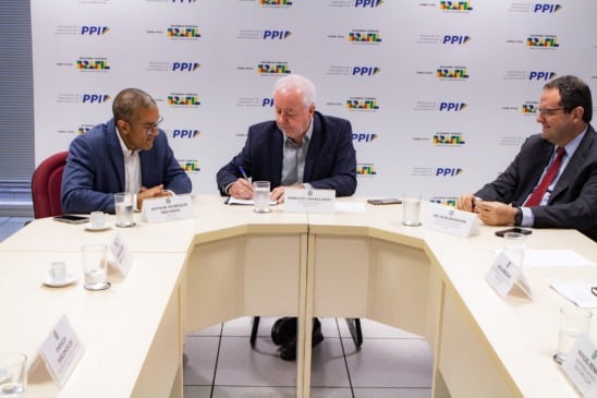 O prefeito Arthur Henrique com o secretário especial para o Programa de Parcerias de Investimentos do BNDES, Marcus Cavalcanti, e Nelson Henrique Barbosa Filho, diretor de Planejamento e Estruturação de Projetos do BNDES (Foto: Semuc)