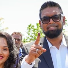 Primeira-dama Arya Ali com o presidente guianense Irfaan Ali