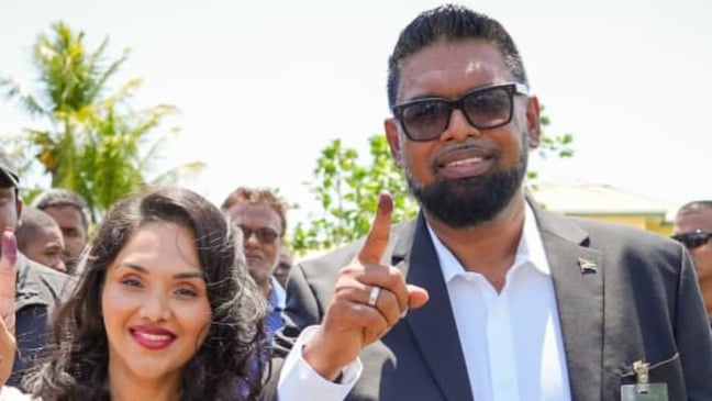 Primeira-dama Arya Ali com o presidente guianense Irfaan Ali