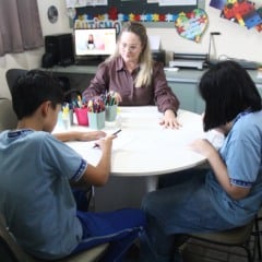Professora Graciela Ziebert com estudantes_Ascom Seed