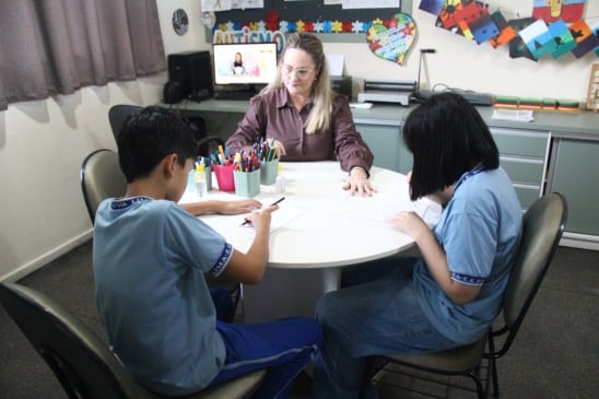 Professora Graciela Ziebert com estudantes_Ascom Seed