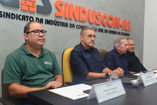 O responsável pelo levantamento, Anderson Gonçalves, o presidente do Sinduscon-RR, Clerlânio Holanda, o vice-presidente da Fier, Veronildo Holanda, e o diretor administrativo e financeiro do Sebrae-RR, Almir Sá (Foto: Nilzete Franco/FolhaBV)