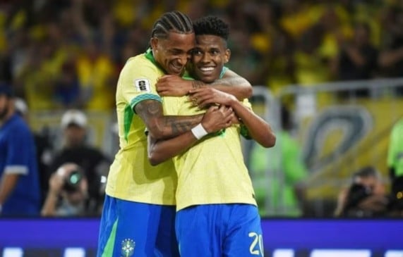 Estêvão e João Pedro comemorando o primeiro gol do jogo. (Foto: André Durão)