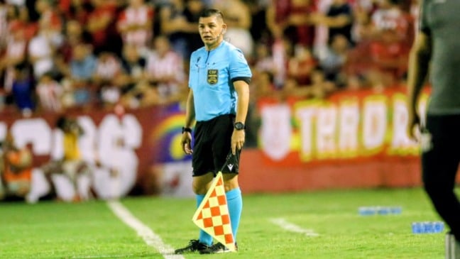 Árbitro assistente Alex Sandro Quadros Thomé em atividade no duelo Náutico x Anápolis, no Aflitos. Crédito: ASCOM/Marlon Costa