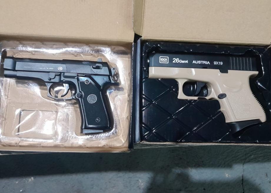 Simulacros apreendidos e apresentados na Delegacia de Polícia (Foto: Divulgação) 