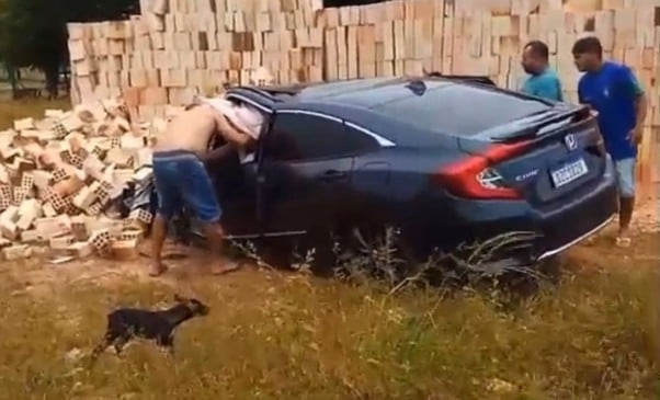 Acidente entre dois carros deixa quatro feridos na BR-401