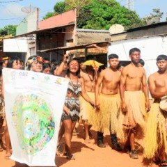 
Mais de 800 alunos participaram, na manhã deste domingo, dia 7, do desfile de 7 de setembro, na sede do município do Uiramutã (Foto: Divulgação) 