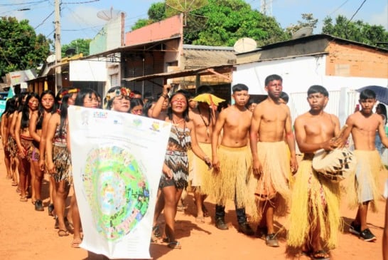 
Mais de 800 alunos participaram, na manhã deste domingo, dia 7, do desfile de 7 de setembro, na sede do município do Uiramutã (Foto: Divulgação) 