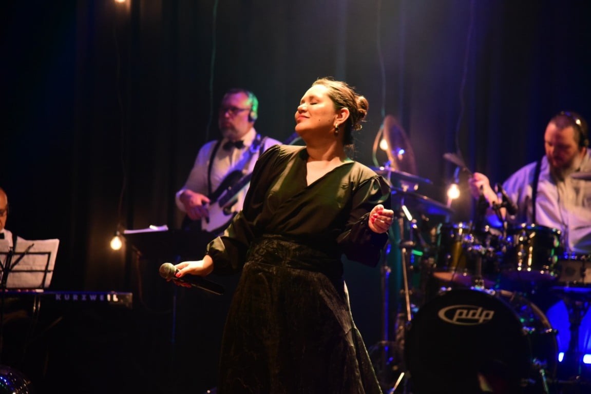 O repertório reúne clássicos da MPB em interpretações sensíveis. (Foto: Divulgação)