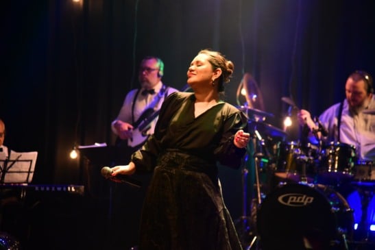 O repertório reúne clássicos da MPB em interpretações sensíveis. (Foto: Divulgação)