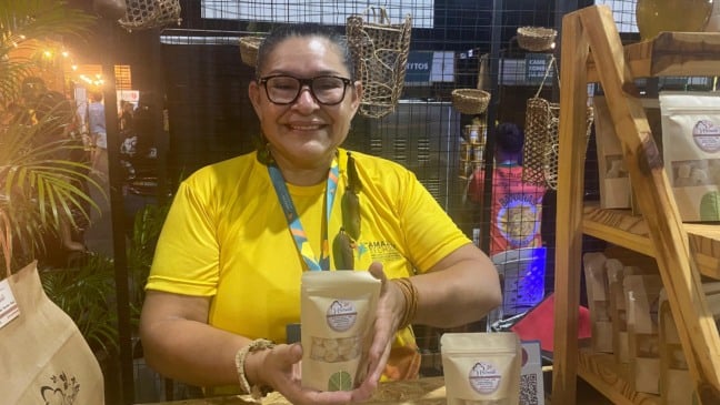 Vera Lucy é a mente e as mãos por trás do doce artesanal feito com cupuaçu, fruto que planta, colhe e processa junto com a família. (Foto: Bruna Kássia)