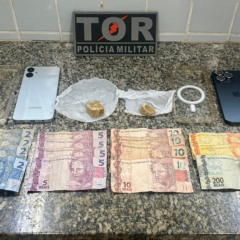 Objetos apreendidos com o suspeito durante a abordagem policial. (Foto: Divulgação).