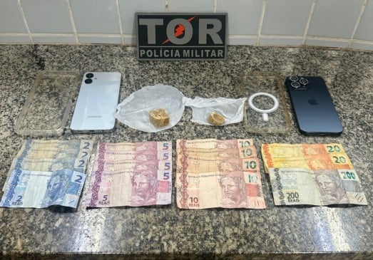 Objetos apreendidos com o suspeito durante a abordagem policial. (Foto: Divulgação).