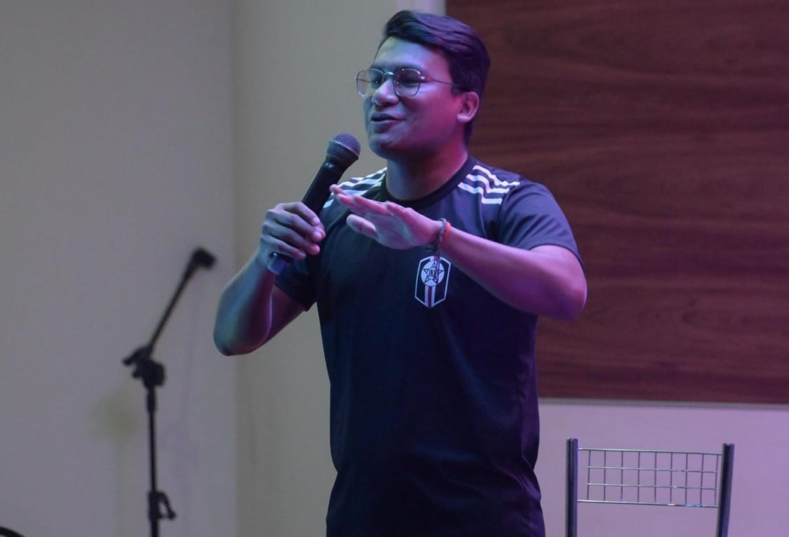 Comediante Marco André durante apresentação (Foto: Hélio Holanda) 