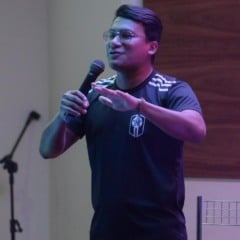 Comediante Marco André durante apresentação (Foto: Hélio Holanda) 