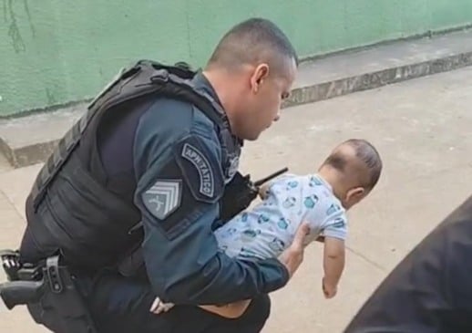 A criança foi salva por policiais do 1° BPM (Foto: Reprodução) 