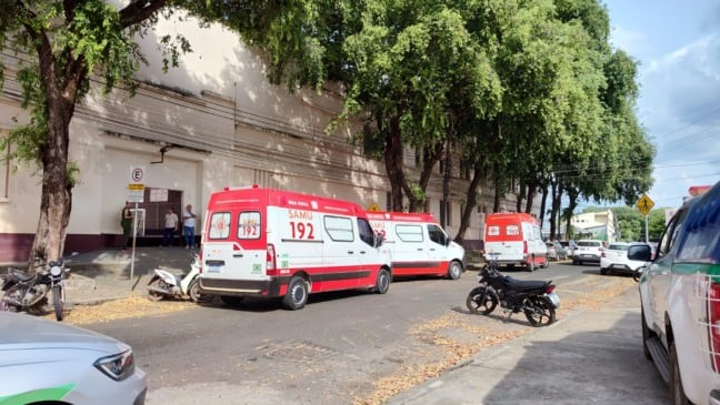 Ambulâncias em frente a Escola Estadual Euclides da Cunha (Foto: Marília Mesquita/FolhaBV)