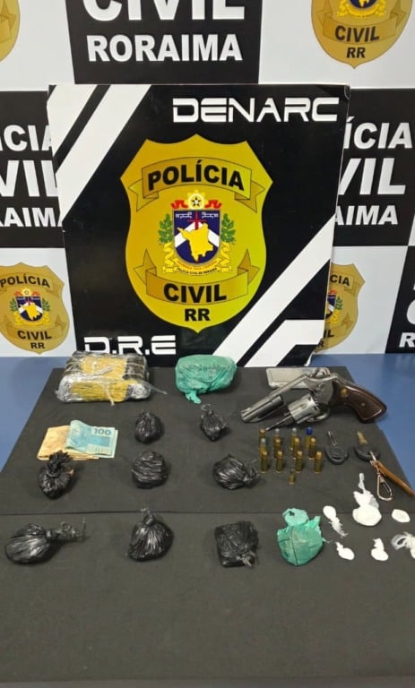 Suspeito de tráfico é encontrado escondido no forro de casa e é preso